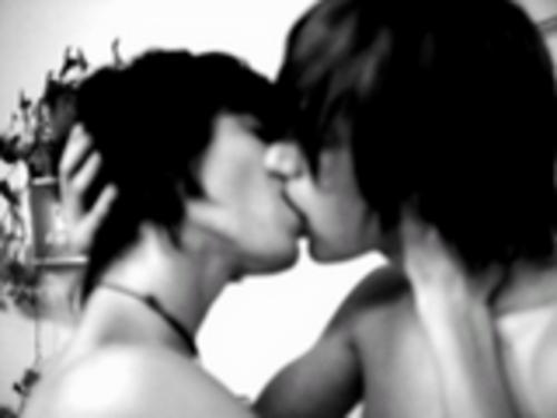 emo-boys-kissing-large-msg--large-msg-118203156713